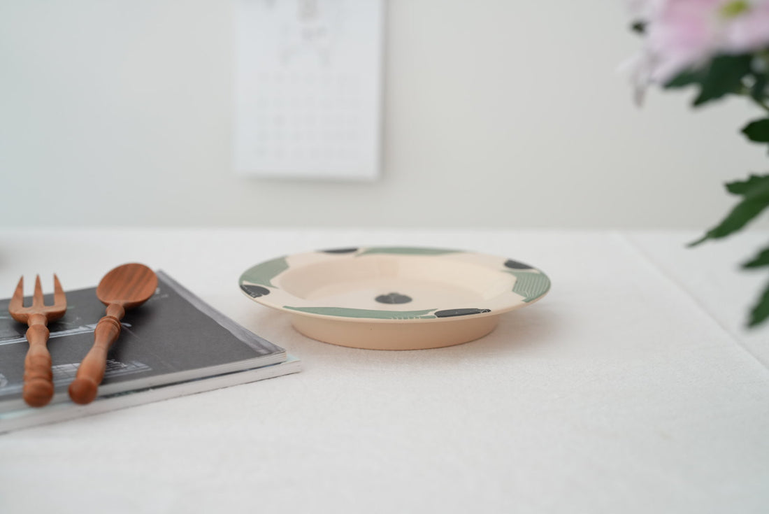 Shirogarasu Studio Black Tulip Small Round Plate