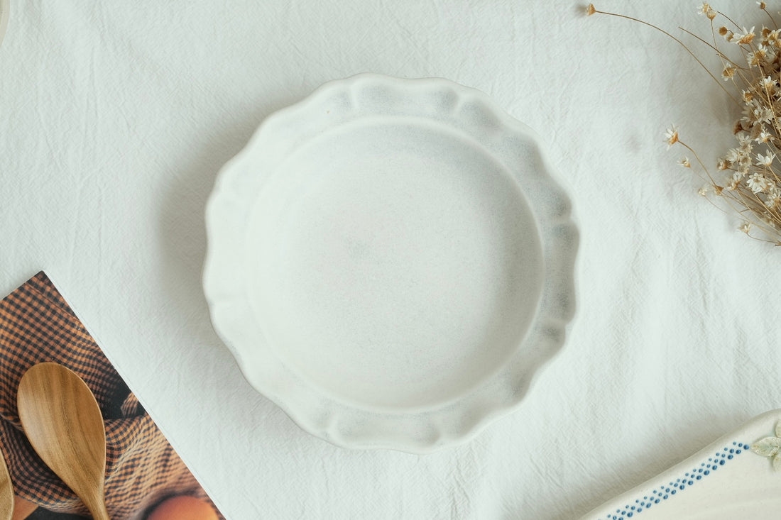 Mashiko Pottery Yoshizawa White Flower-shaped Medium Plate