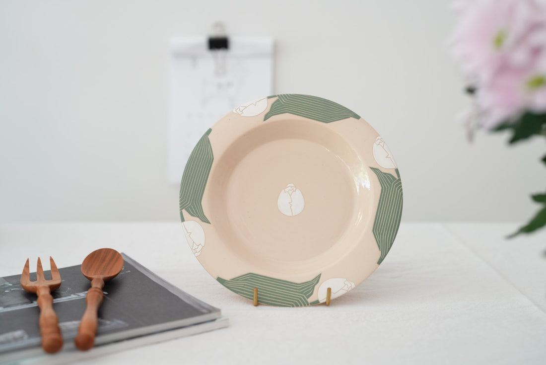 Shirogarasu Studio White Tulip Small Round Plate