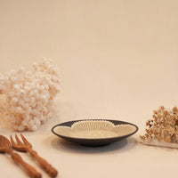 Kei Mitsumochi ミツ持啓 White Flower with Black Background Small Round Plate  KM34