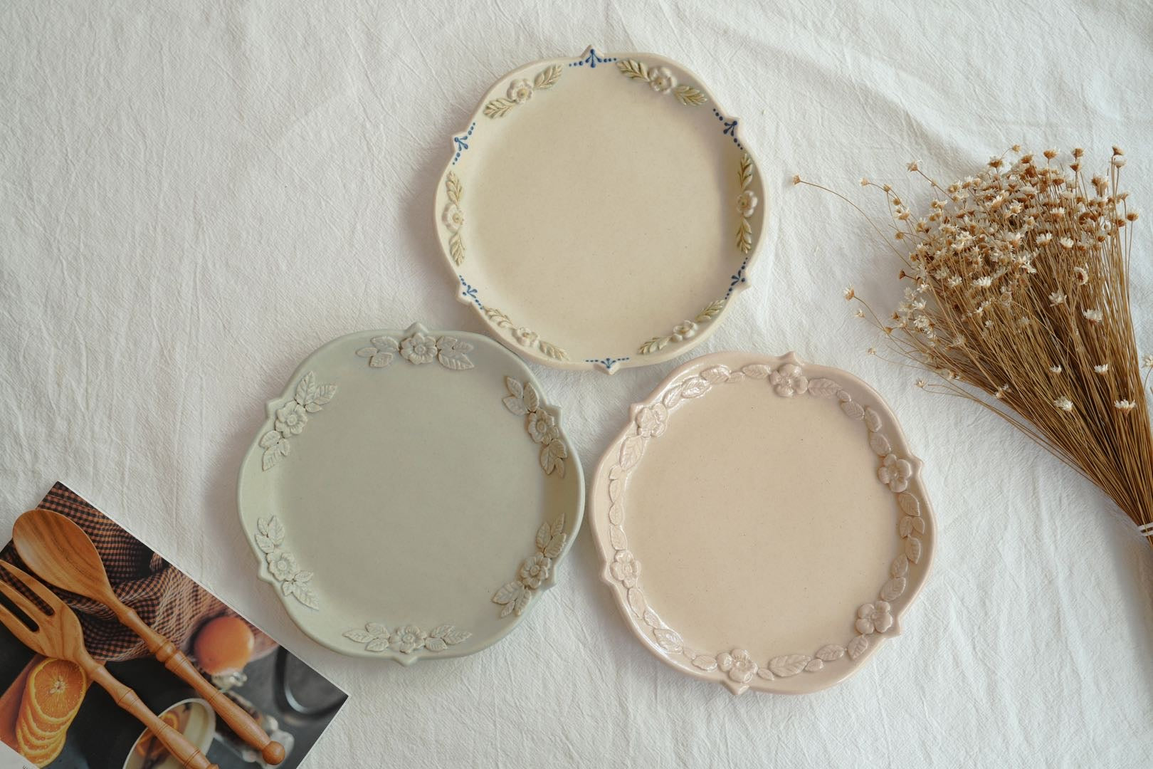 谷口なづみ Blue Flower Embossed Ceramic Round Plate – Yochi Cups