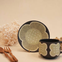 Kei Mitsumochi ミツ持啓 Green Flower with Black Background Small Round Plate  KM37