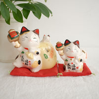 薬師窯 Maneki Neko Lucky Cat Ornament - Fortune Bag