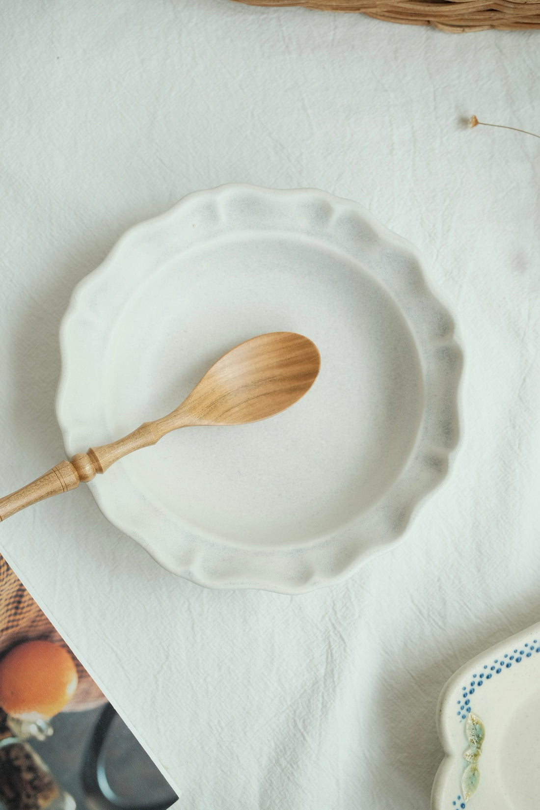 Mashiko Pottery Yoshizawa White Flower-shaped Medium Plate