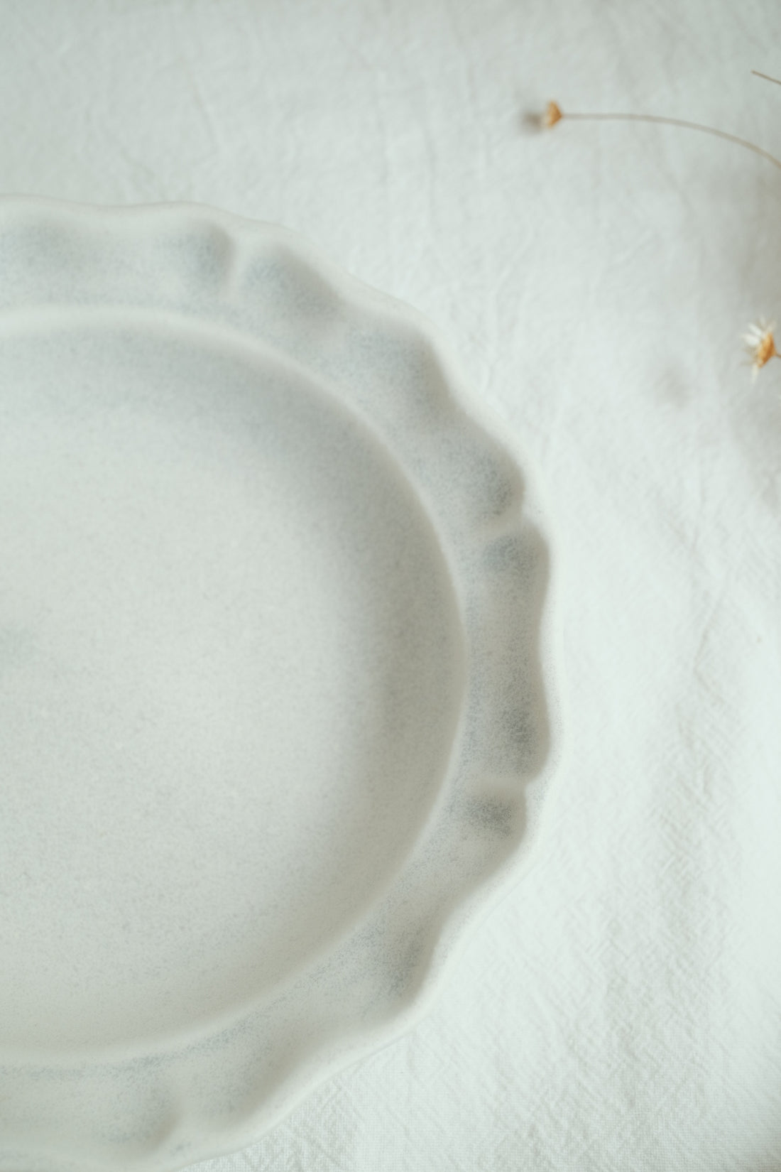 Mashiko Pottery Yoshizawa White Flower-shaped Medium Plate