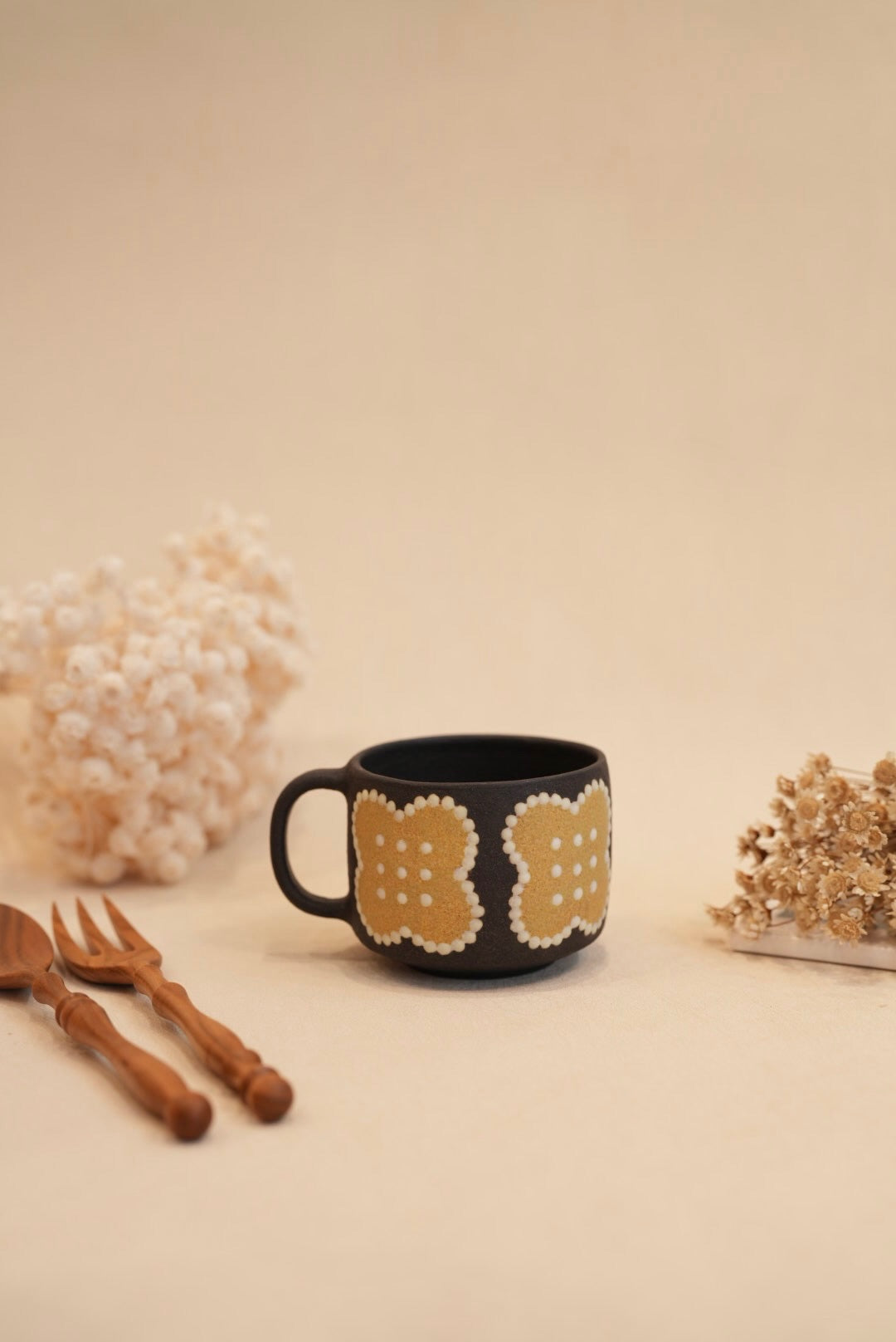 Kei Mitsumochi ミツ持啓 Flower with Black Background Mug - Yellow KM60