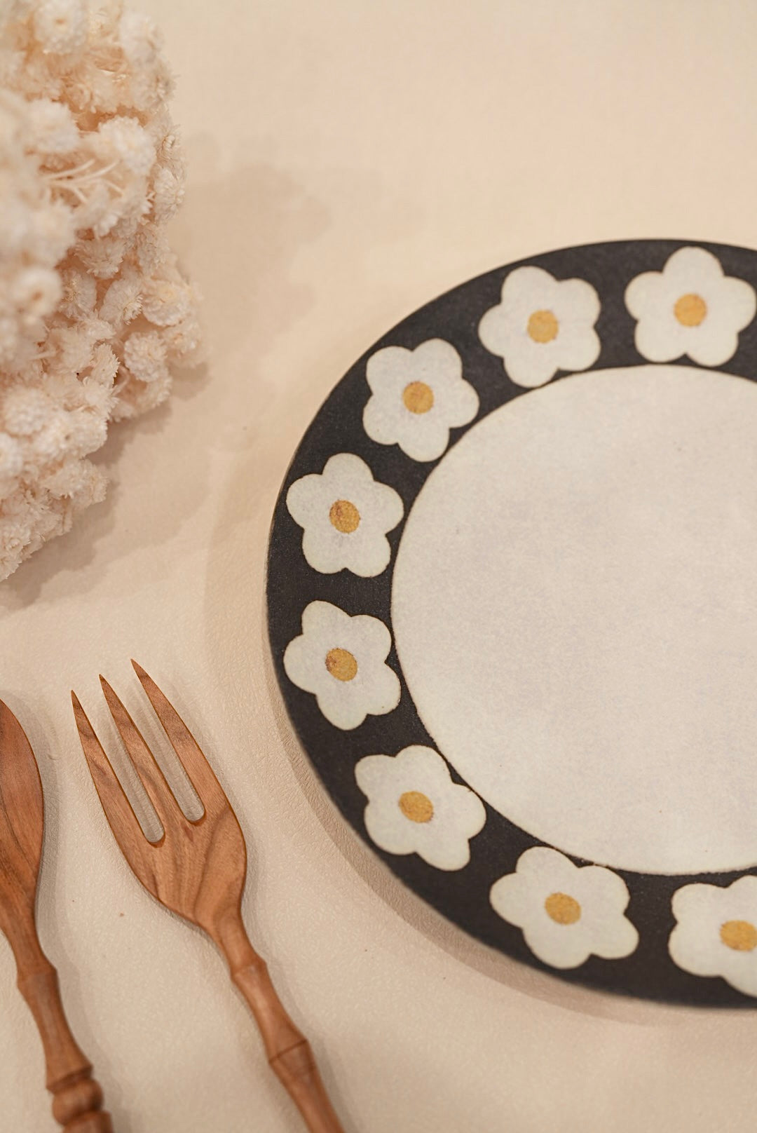 Kei Mitsumochi ミツ持啓 Floral Black Rim Round Plate - 21.5cm Large KM32