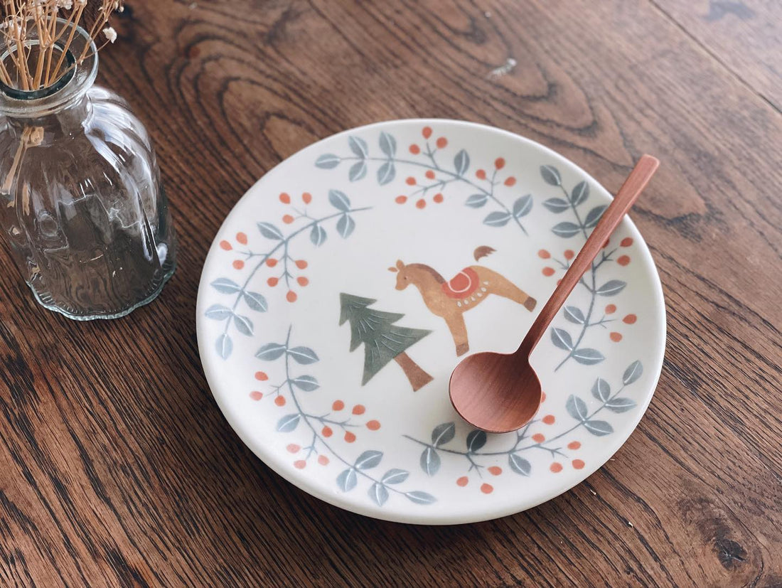 Buncho Pottery 7寸/A plate of horses and red berries