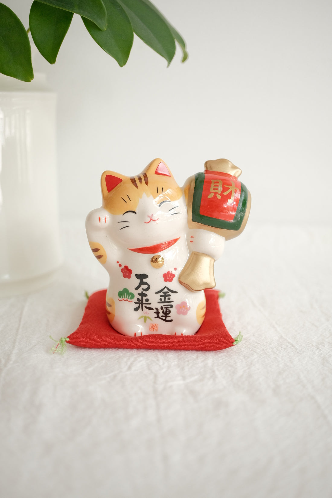薬師窯 Maneki Neko Lucky Cat Ornament - Fortune Mallet