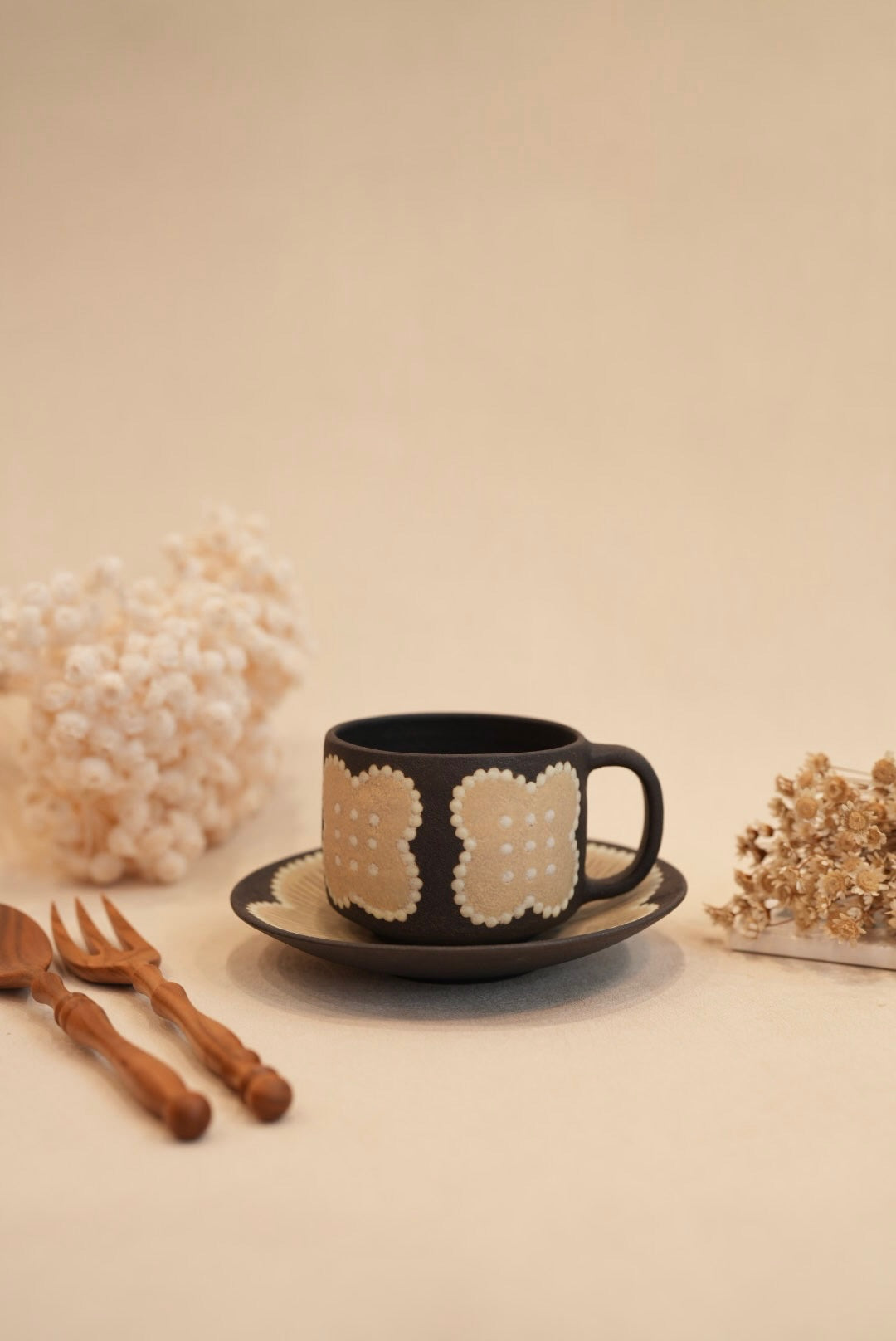 Kei Mitsumochi ミツ持啓 Flower with Black Background Mug - Cream KM63