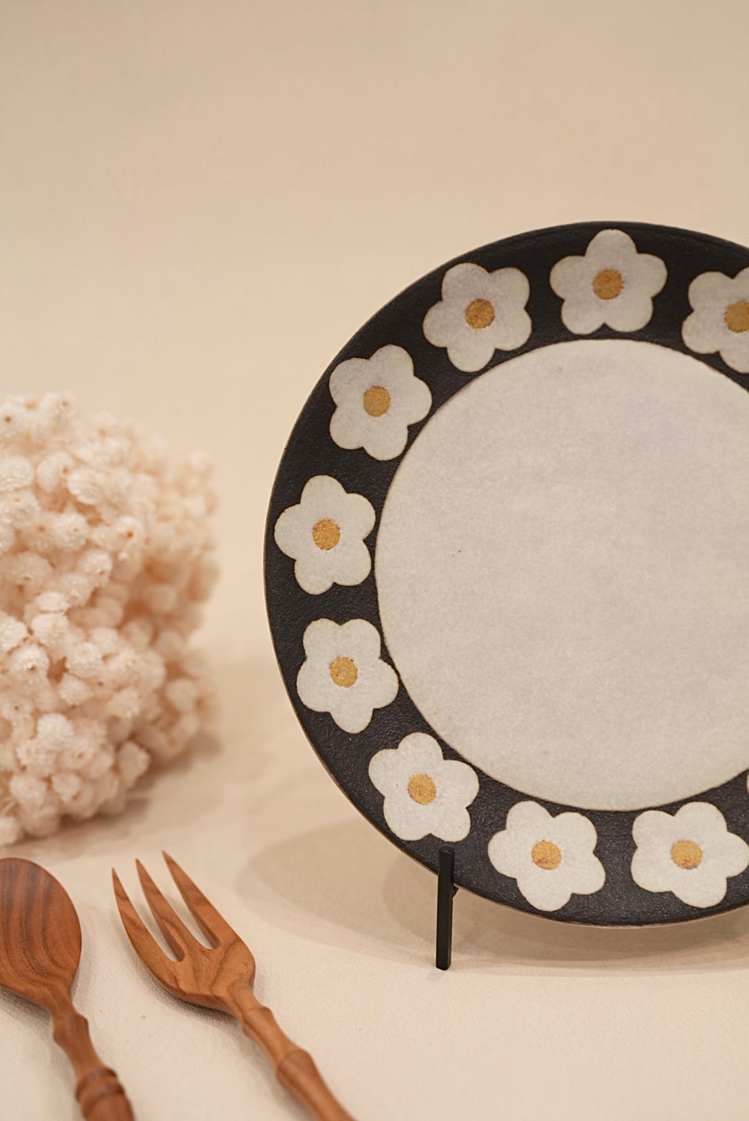 Kei Mitsumochi ミツ持啓 Floral Black Rim Round Plate - 21.5cm Large KM32