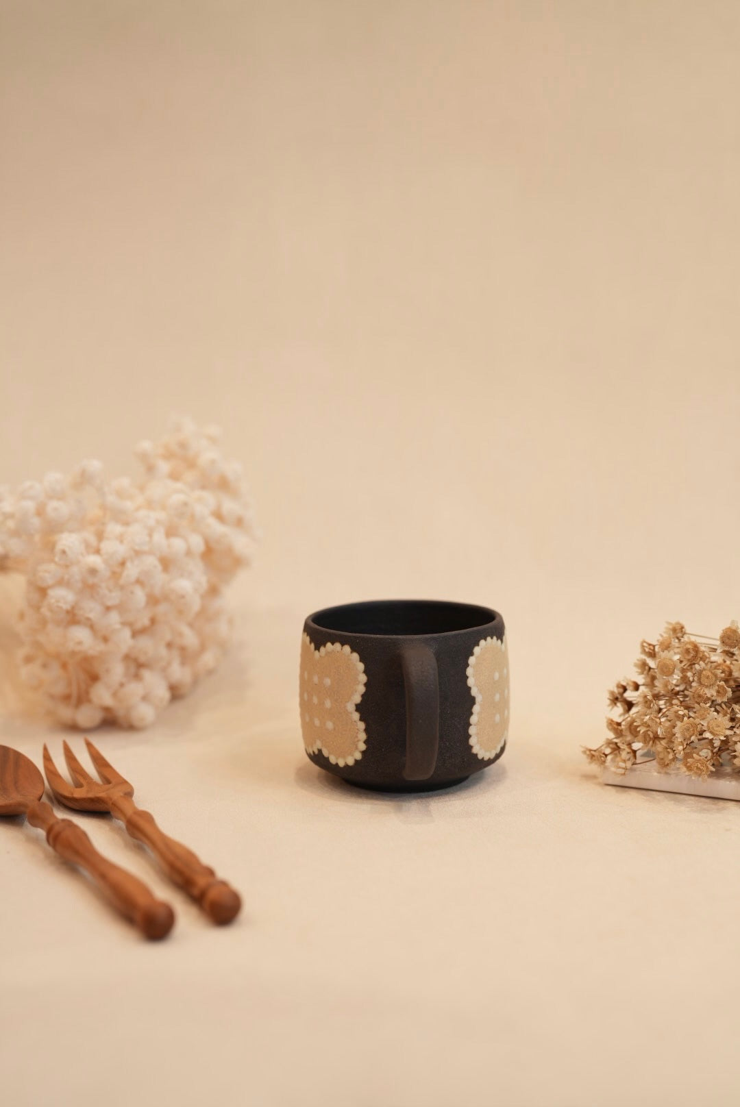 Kei Mitsumochi ミツ持啓 Flower with Black Background Mug - Cream KM63