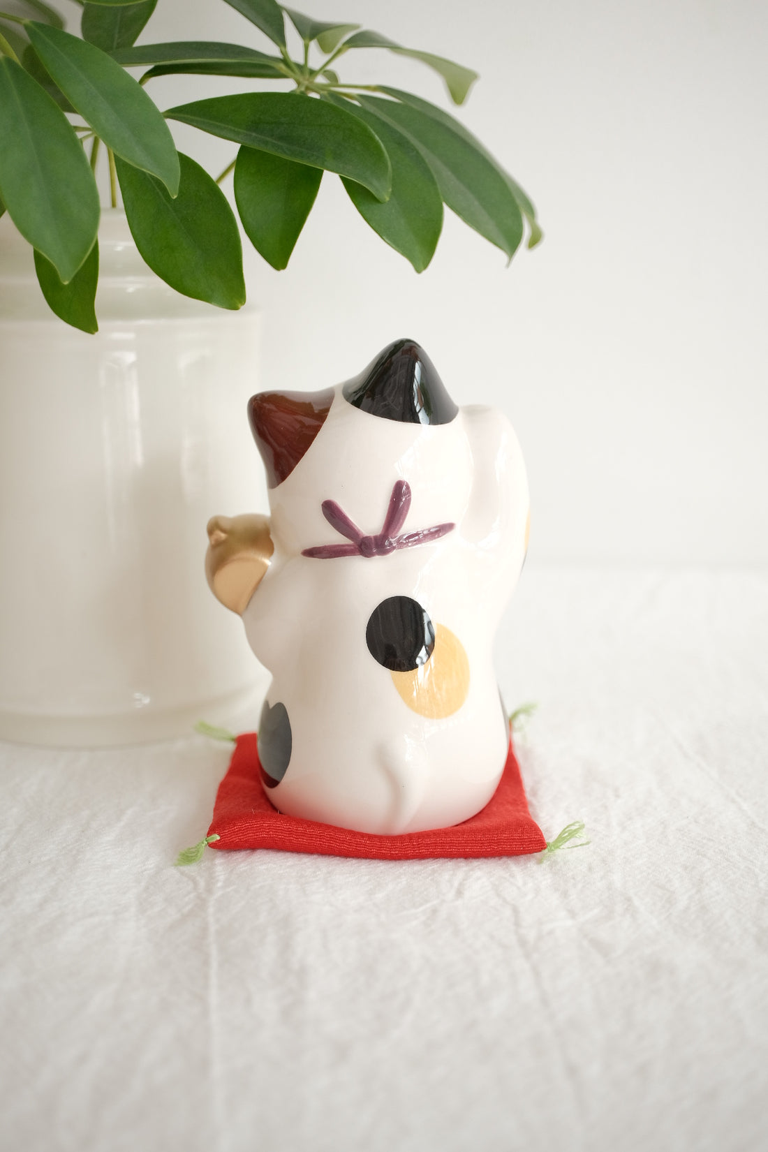 薬師窯 Maneki Neko Lucky Cat Ornament - Welcoming