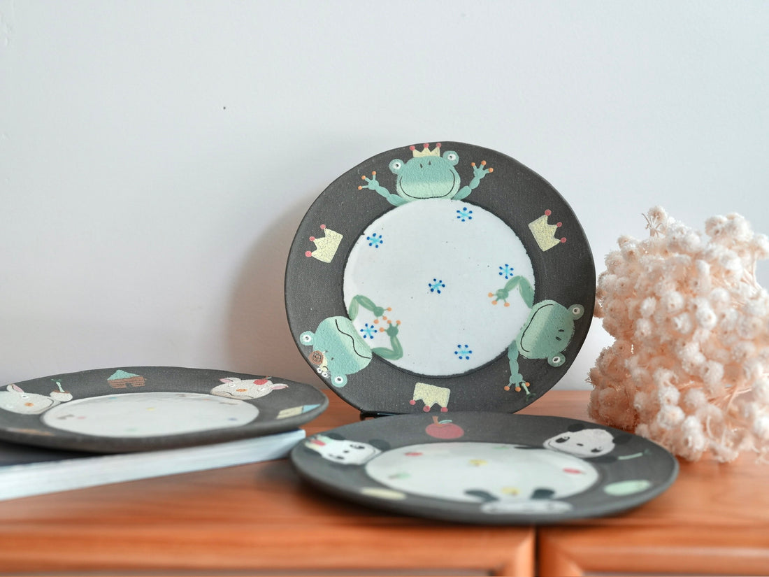Akemi Nakamura 中村明美 Animal large Round Plate AN30