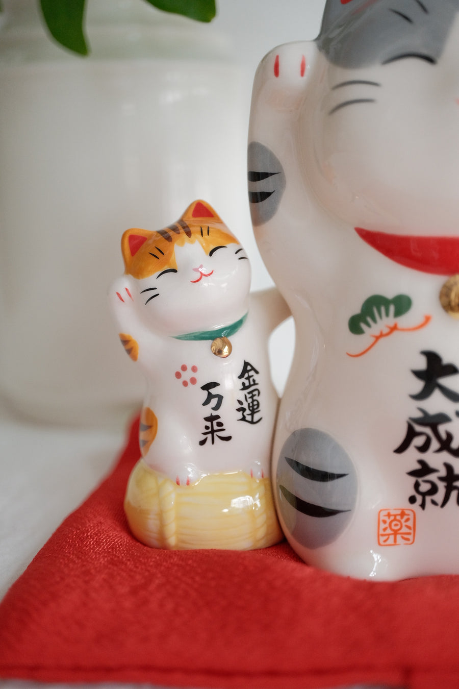 薬師窯 Maneki Neko Lucky Cat Ornament - Fulfillment of wishes