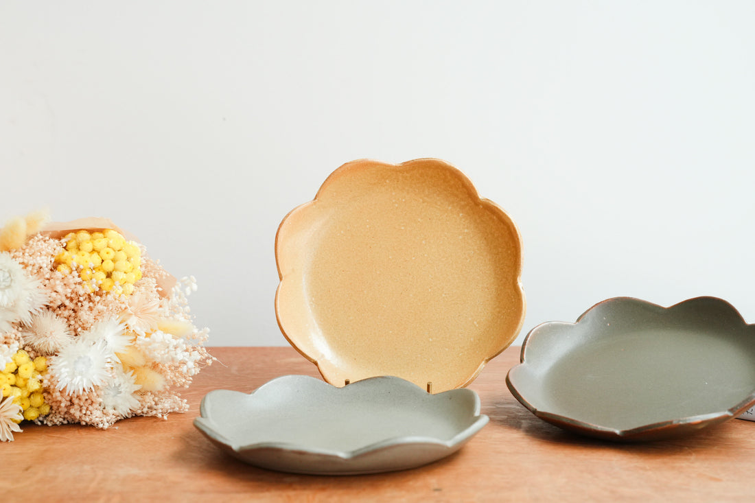 Ken Aoki 青木挙 Medium Flower Plate KE10