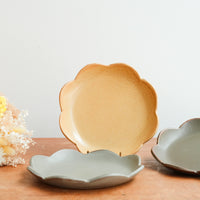 Ken Aoki 青木挙 Medium Flower Plate KE10