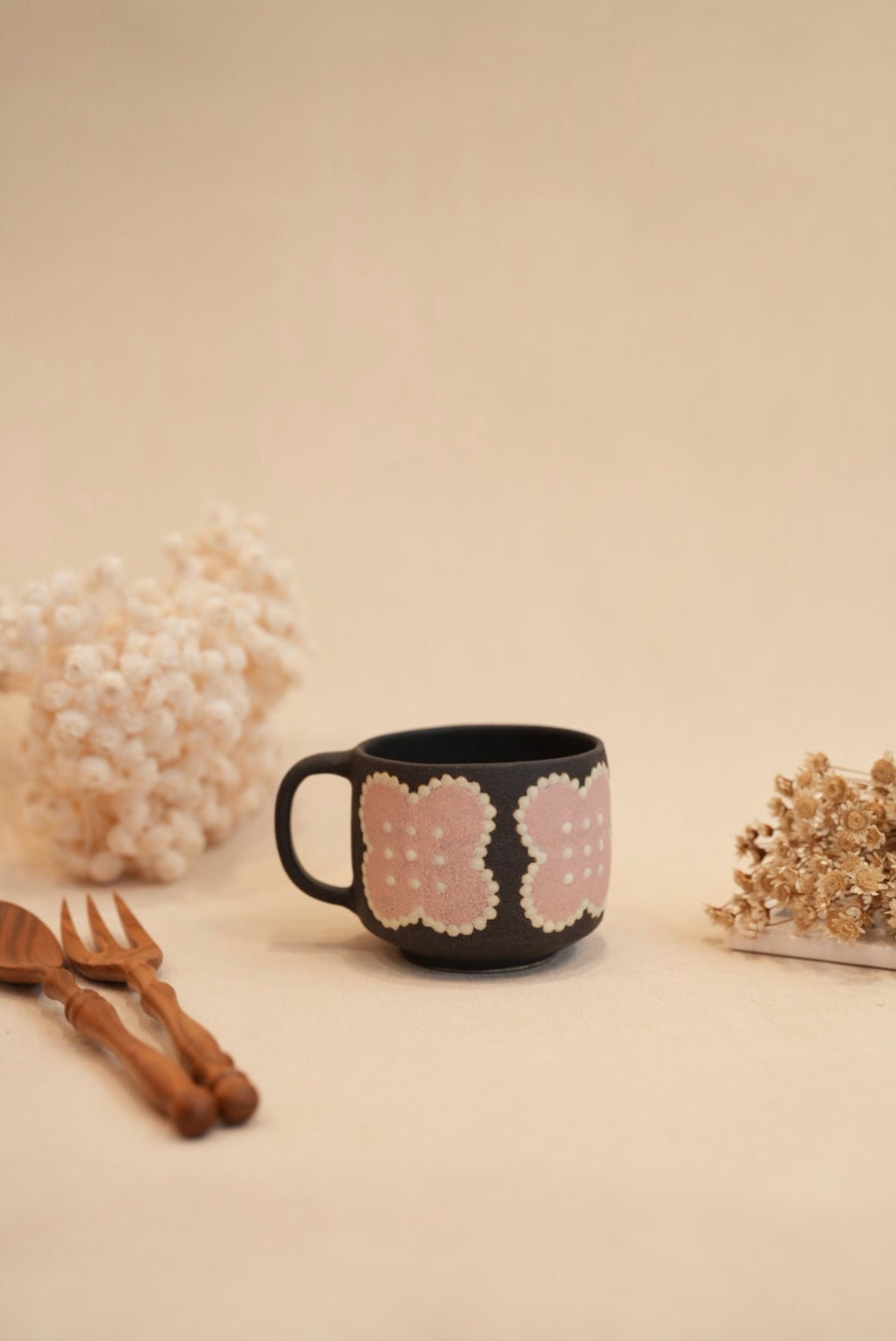Kei Mitsumochi ミツ持啓 Flower with Black Background Mug - Pink KM61