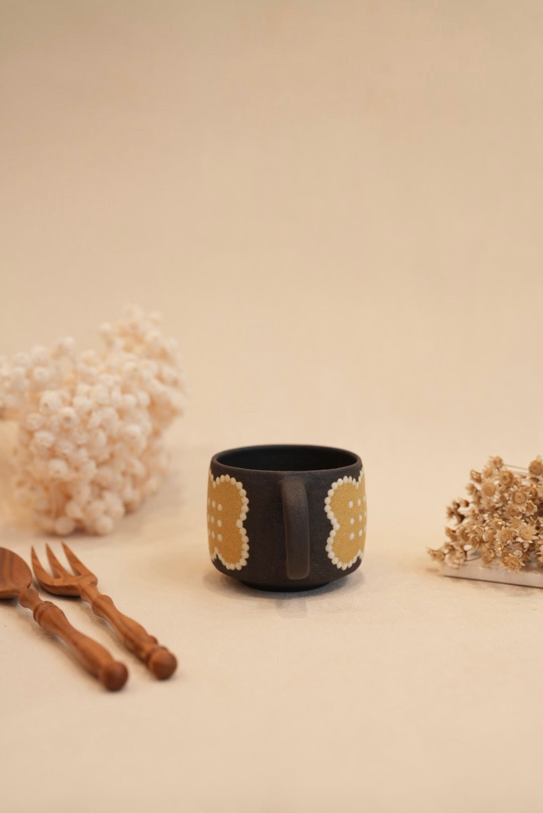 Kei Mitsumochi ミツ持啓 Flower with Black Background Mug - Yellow KM60