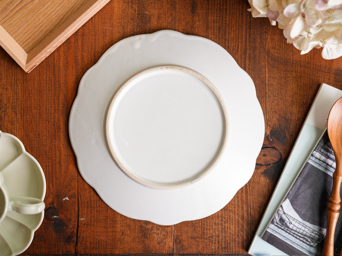 Atelier Gyuusha Medium Floral Shape Round Plate