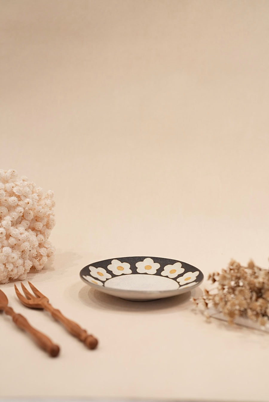 Kei Mitsumochi ミツ持啓 Floral Black Rim Round Plate - 16cm Small KM30