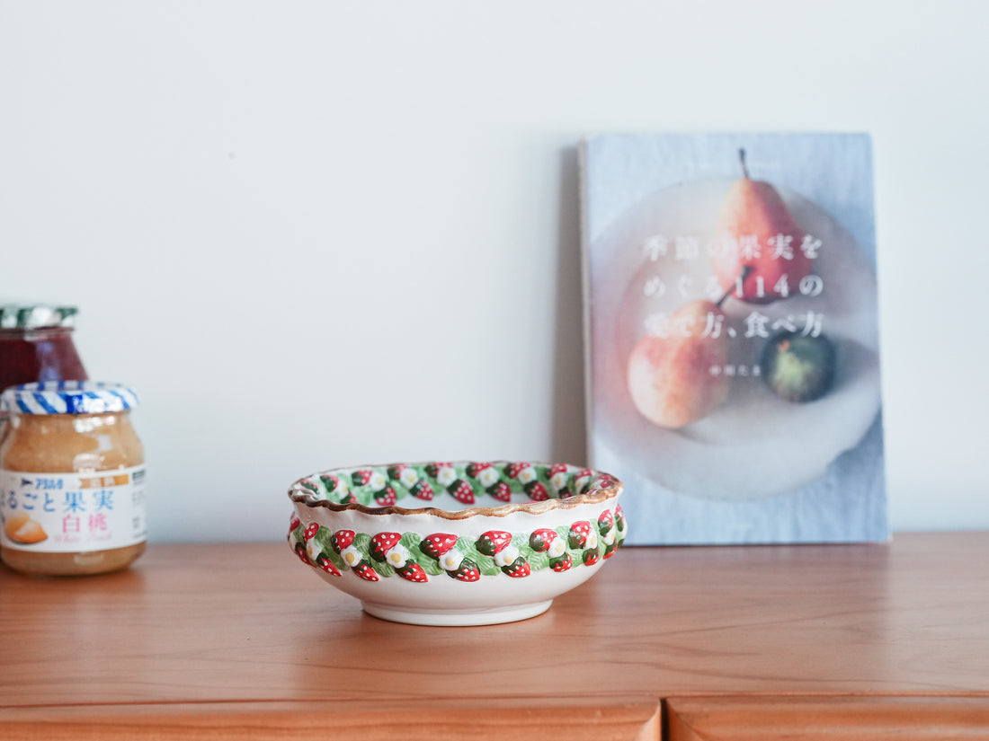 Aiko Miura 三浦愛子 Strawberry Medium Bowl AM11