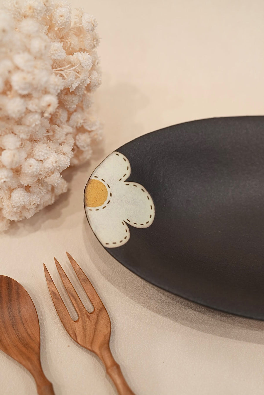 Kei Mitsumochi ミツ持啓 Oval Plate - Black Flower KM09