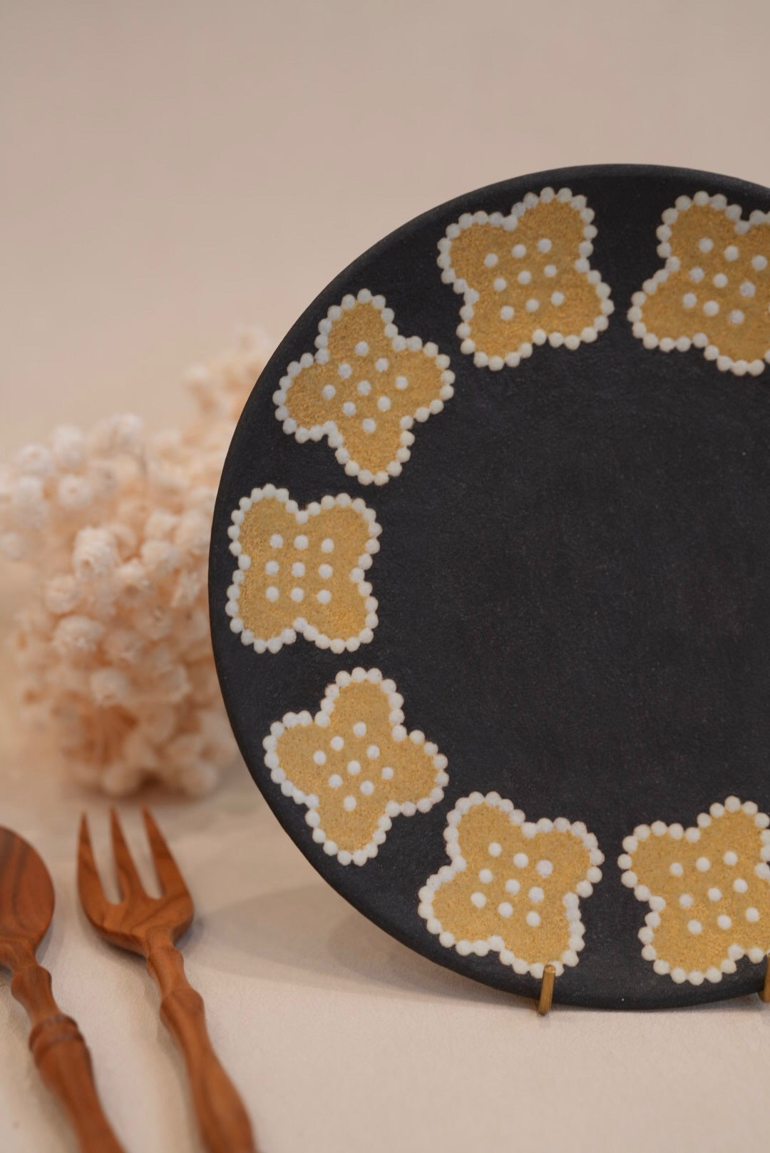 Kei Mitsumochi ミツ持啓 Yellow Flower Rim Large Round Plate  KM35