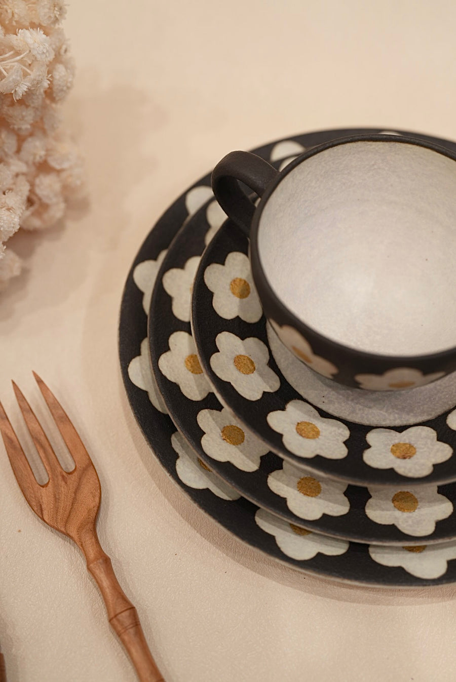 Kei Mitsumochi ミツ持啓 Floral Black Rim Round Plate - 21.5cm Large KM32