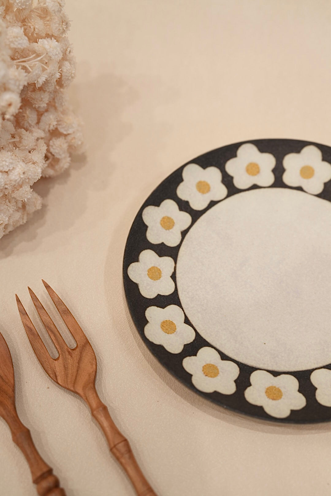 Kei Mitsumochi ミツ持啓 Floral Black Rim Round Plate - 19cm Medium KM31