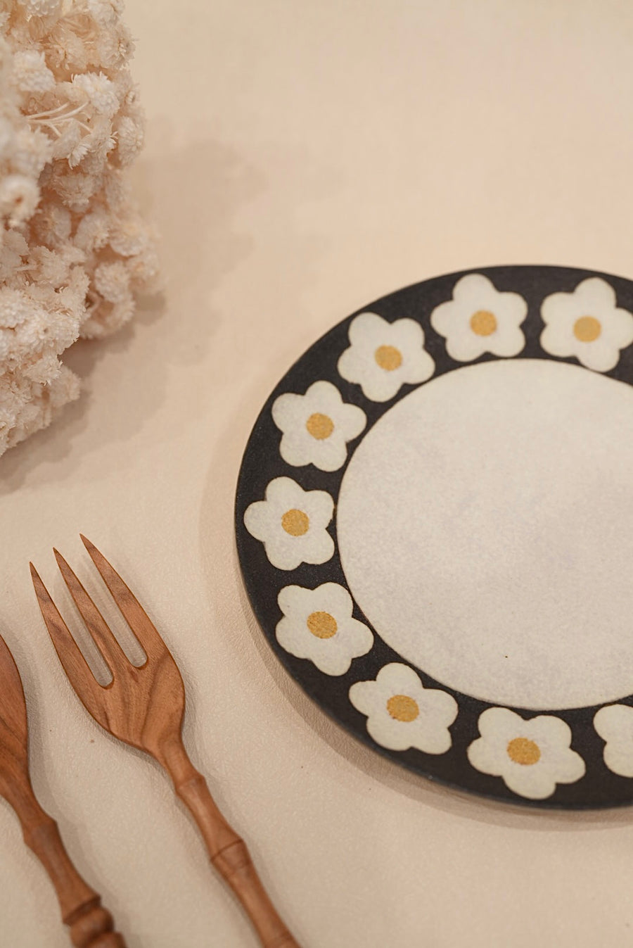 Kei Mitsumochi ミツ持啓 Floral Black Rim Round Plate - 19cm Medium KM31