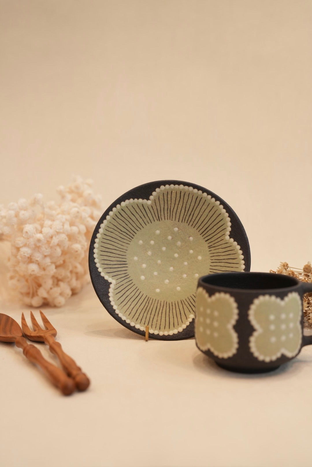 Kei Mitsumochi ミツ持啓 Green Flower with Black Background Small Round Plate  KM37