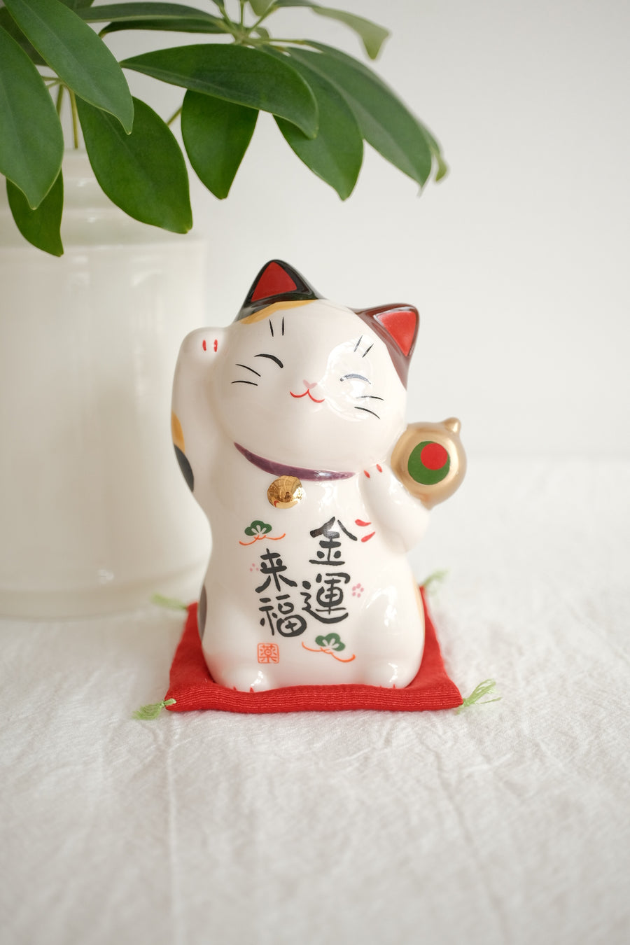 薬師窯 Maneki Neko Lucky Cat Ornament - Welcoming