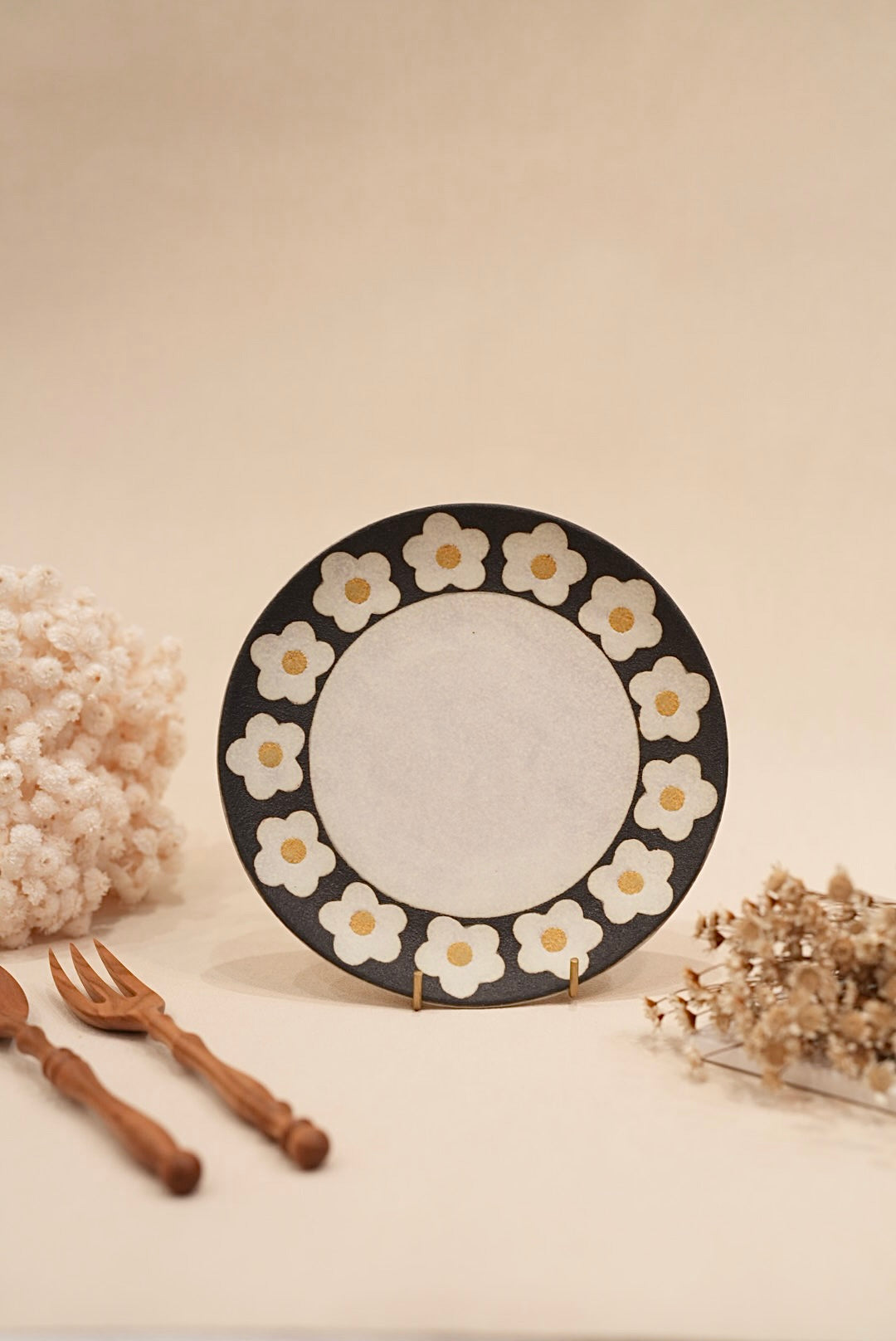 Kei Mitsumochi ミツ持啓 Floral Black Rim Round Plate - 19cm Medium KM31