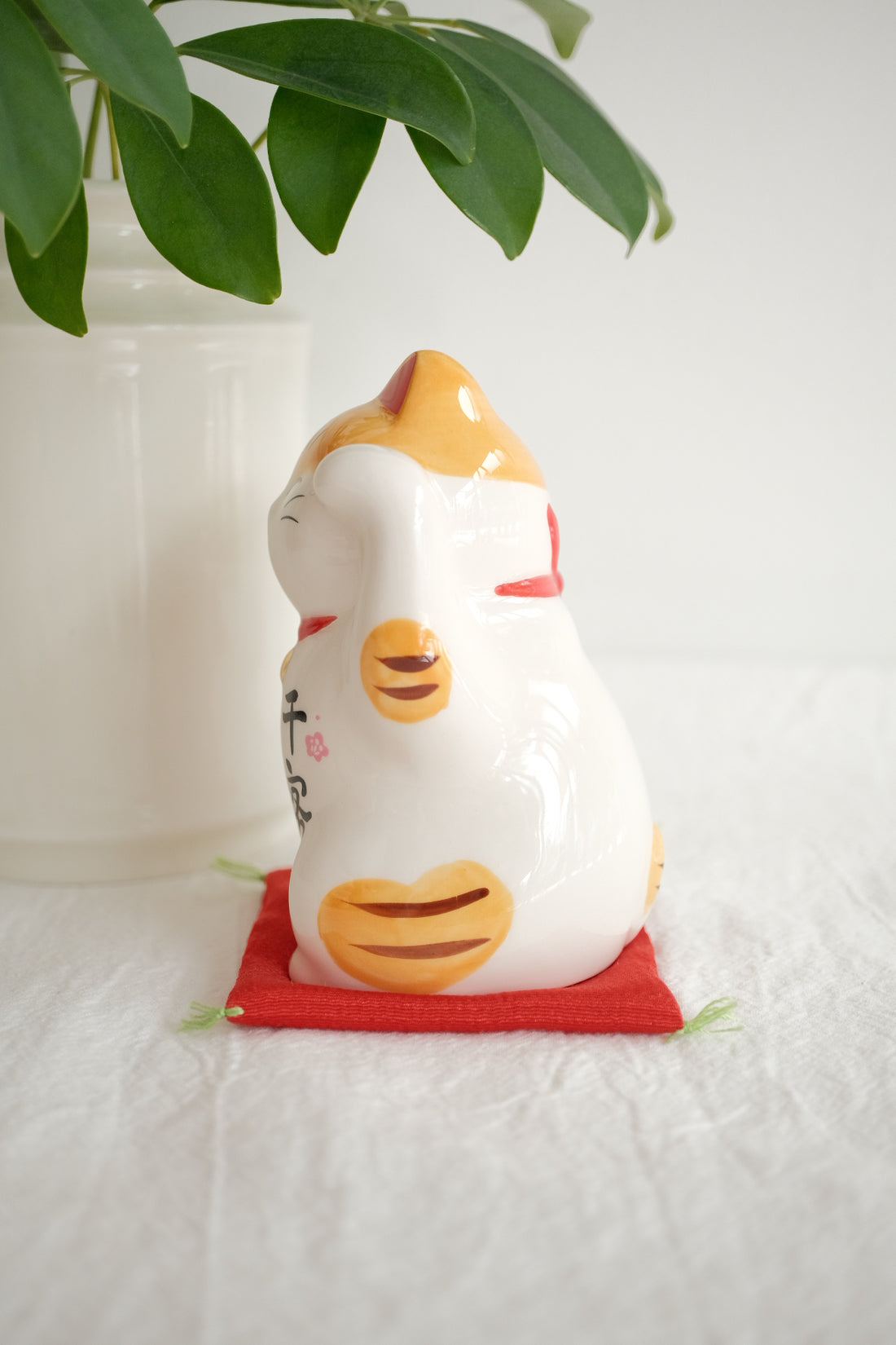 薬師窯 Maneki Neko Lucky Cat Ornament - Welcoming