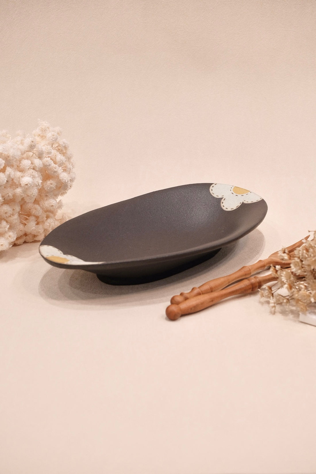 Kei Mitsumochi ミツ持啓 Oval Plate - Black Flower KM09