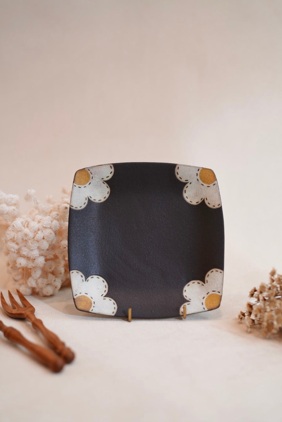 Kei Mitsumochi ミツ持啓 17cm Square Plate - Black Flower KM25