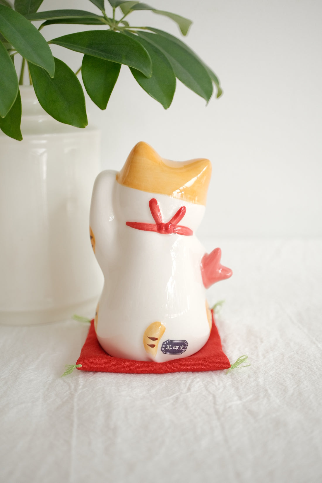 薬師窯 Maneki Neko Lucky Cat Ornament - Welcoming