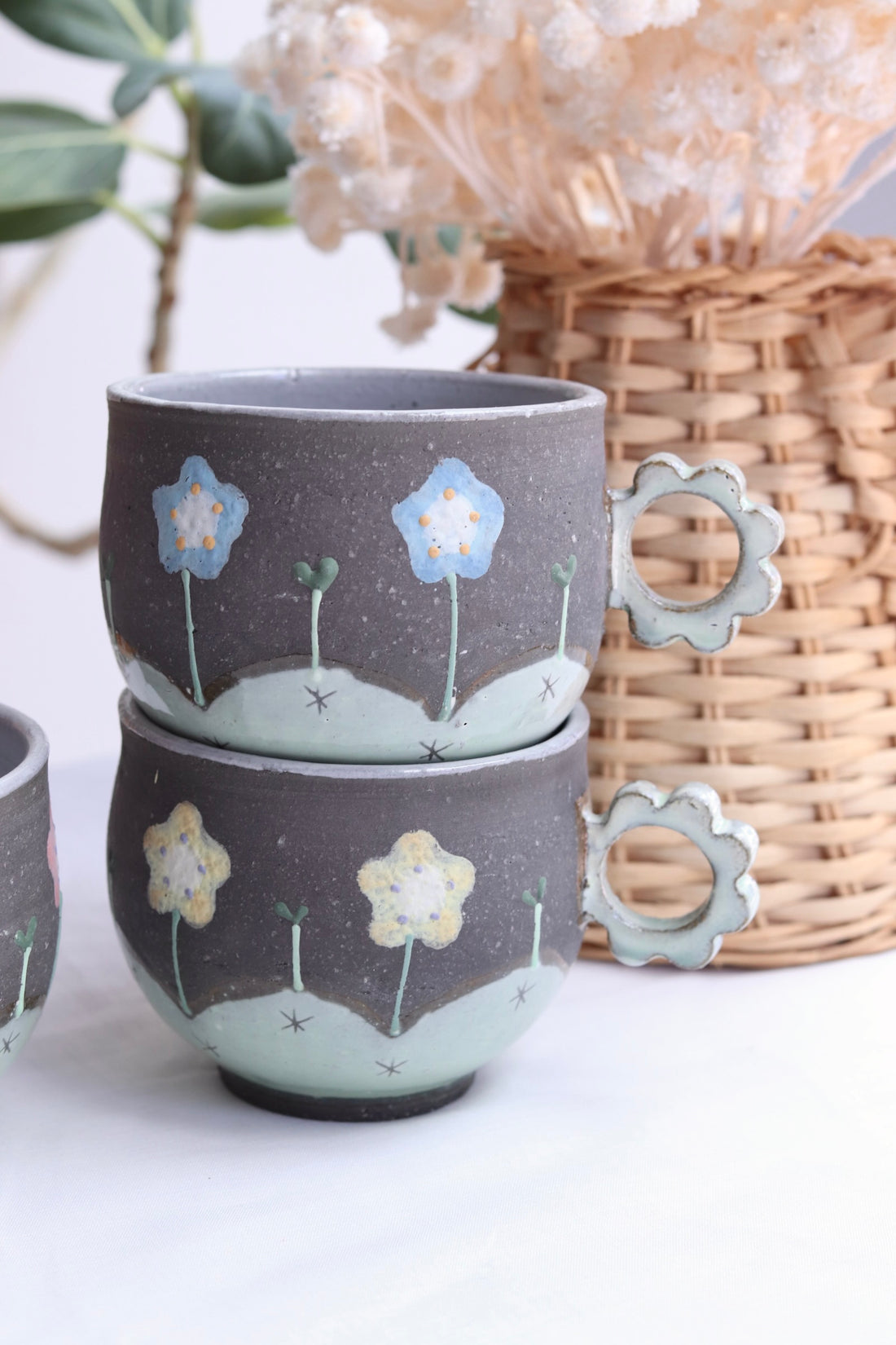 Akemi Nakamura 中村明美 Flower Mug with Ring Handle AN01