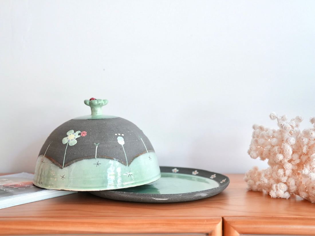 Akemi Nakamura 中村明美 Cake Holder with Lid AN32