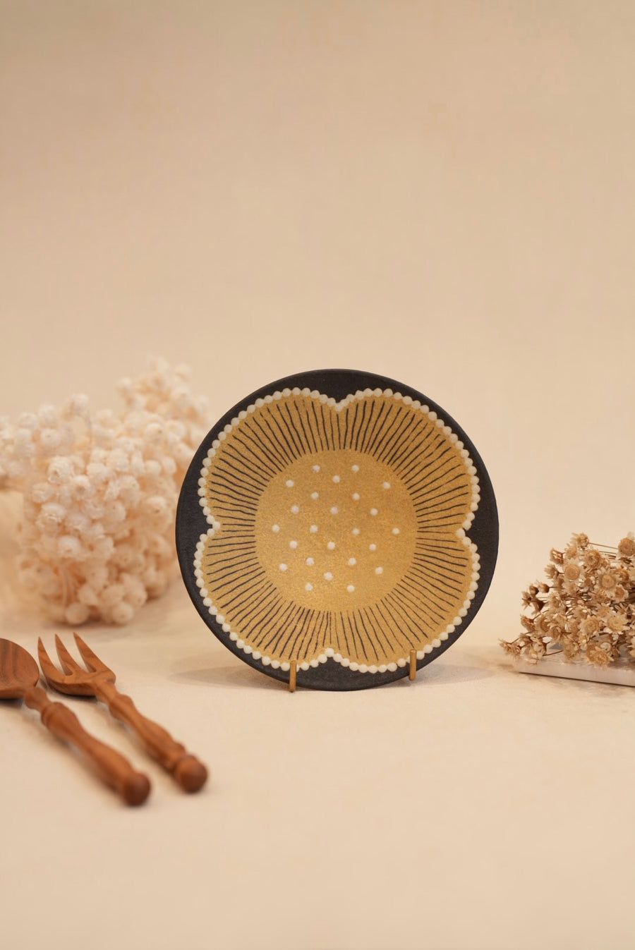 Kei Mitsumochi ミツ持啓 Yellow Flower with Black Background Small Round Plate  KM33