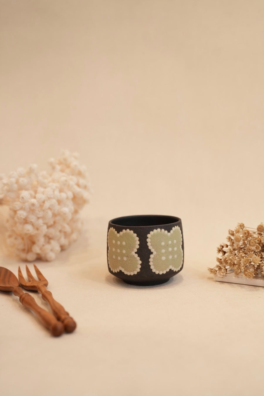 Kei Mitsumochi ミツ持啓 Flower with Black Background Mug - Green KM62