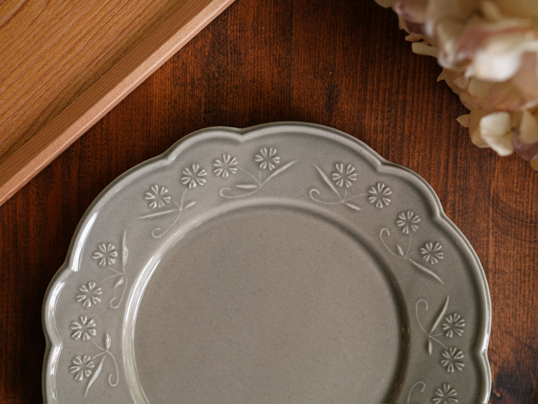 Atelier Gyuusha Medium Floral Shape Round Plate