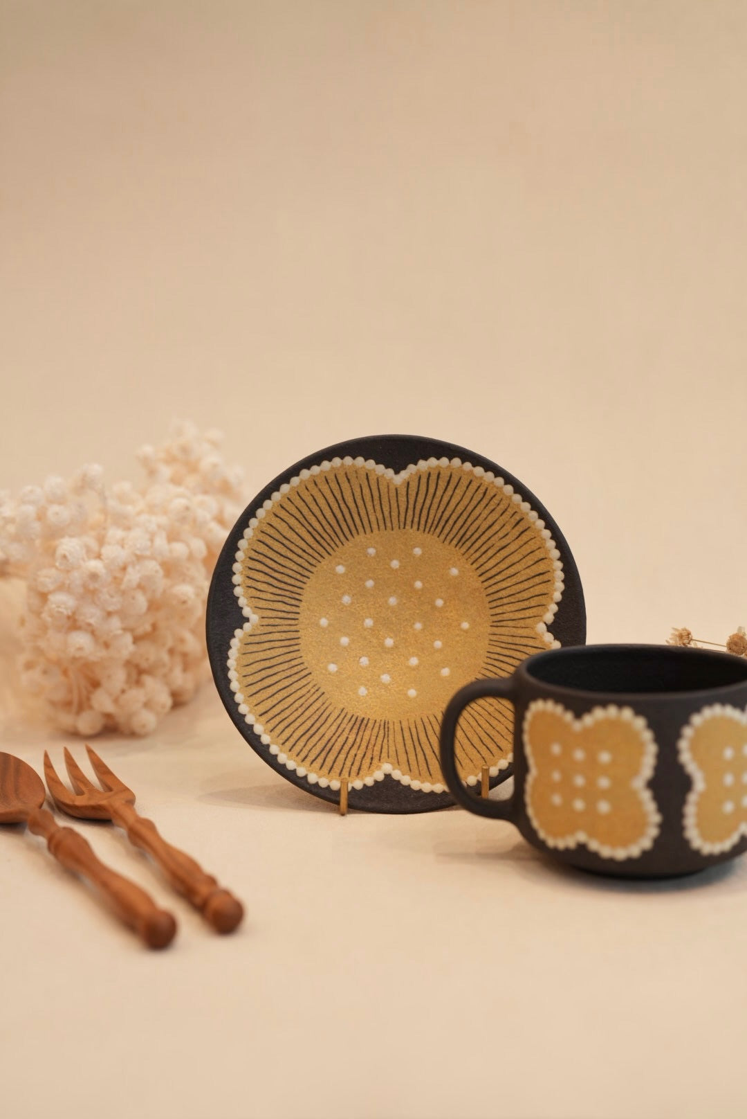 Kei Mitsumochi ミツ持啓 Yellow Flower with Black Background Small Round Plate  KM33