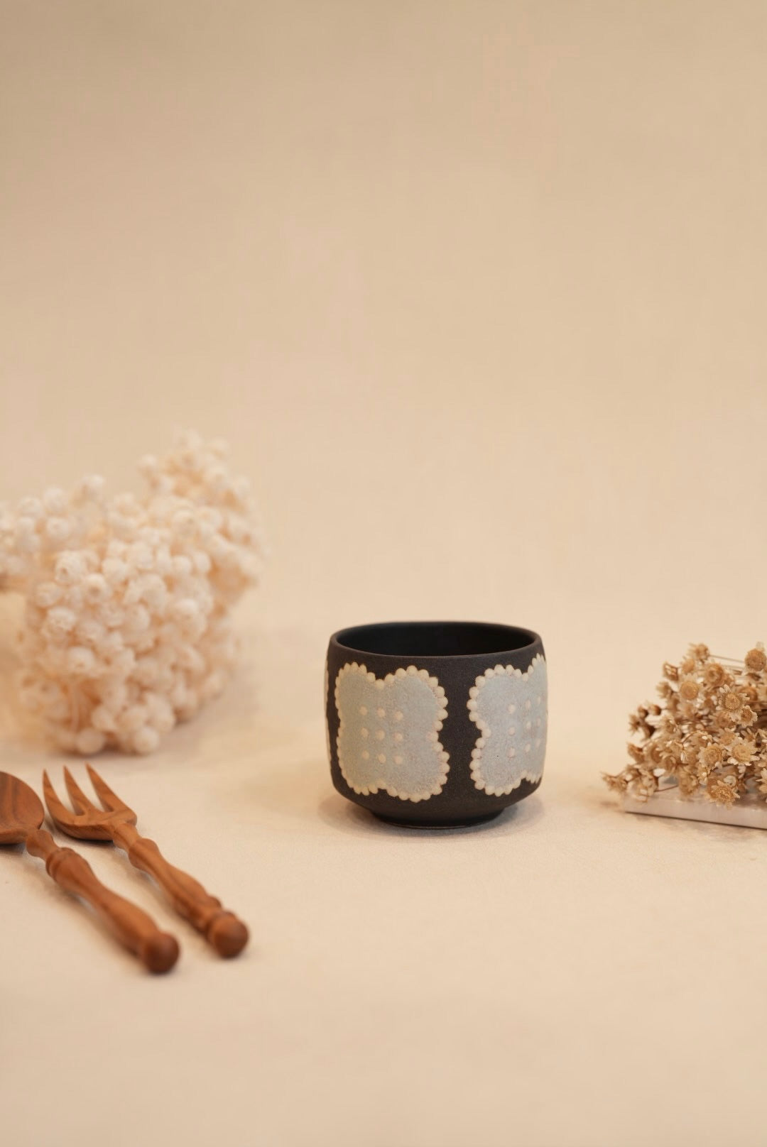 Kei Mitsumochi ミツ持啓 Flower with Black Background Mug - Blue KM65