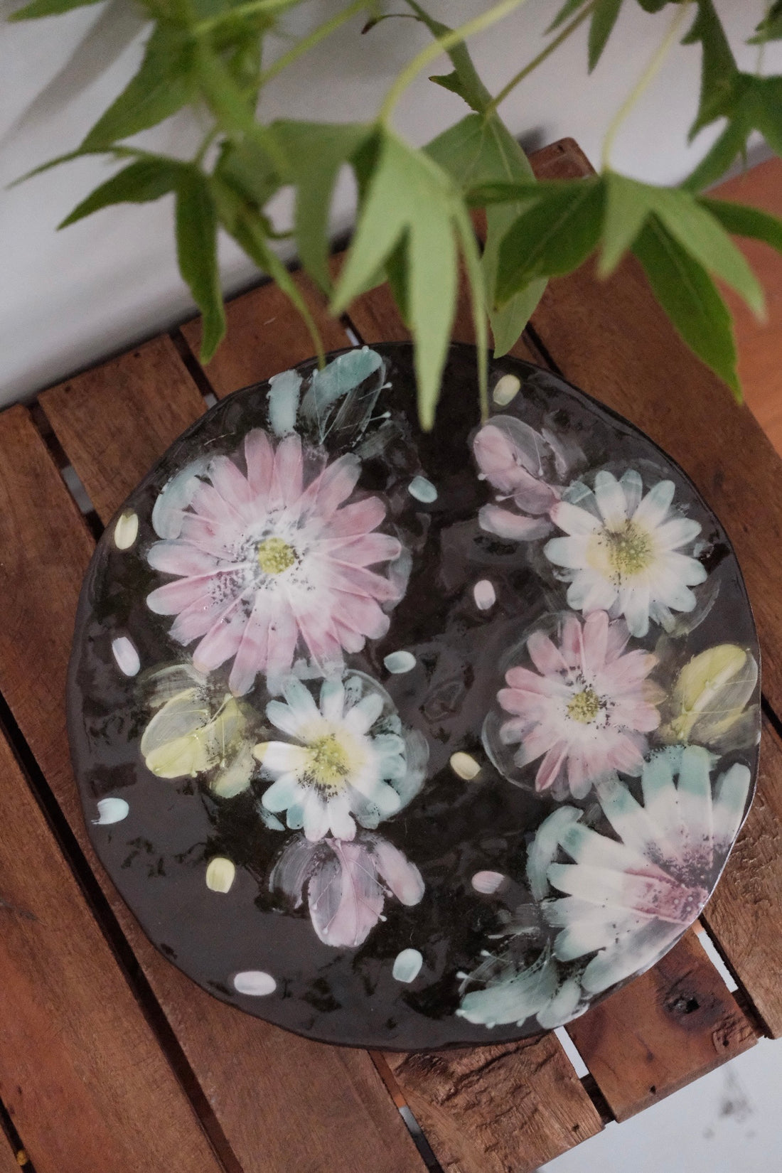 Iroe Hanageshou Hand-Painted Black Pasta Plate (Red Flower Pattern)