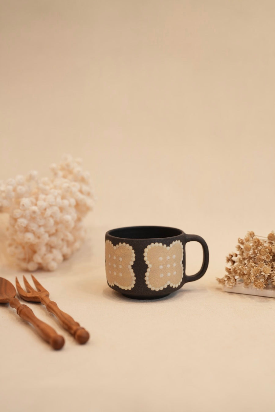 Kei Mitsumochi ミツ持啓 Flower with Black Background Mug - Cream KM63