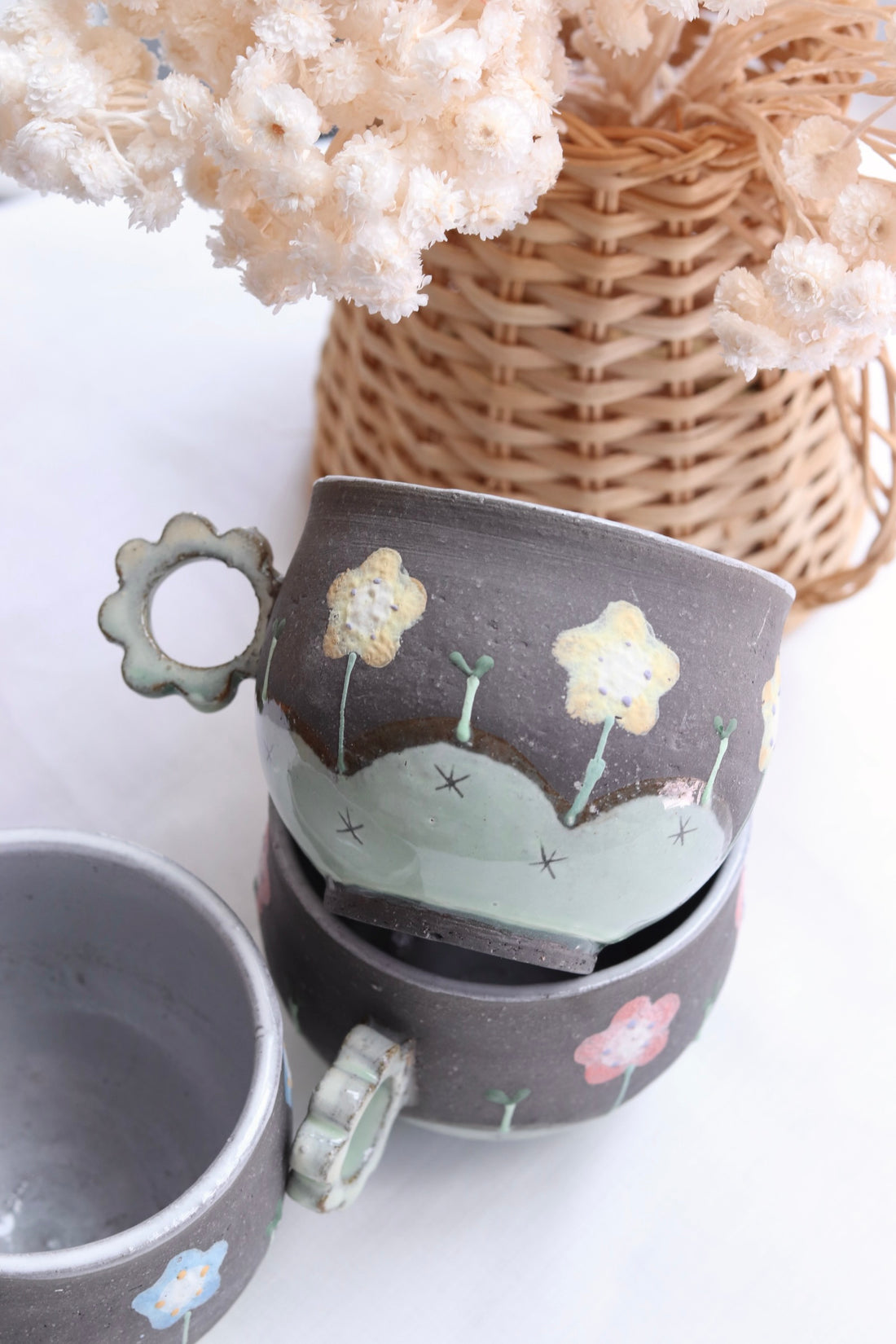Akemi Nakamura 中村明美 Flower Mug with Ring Handle AN01