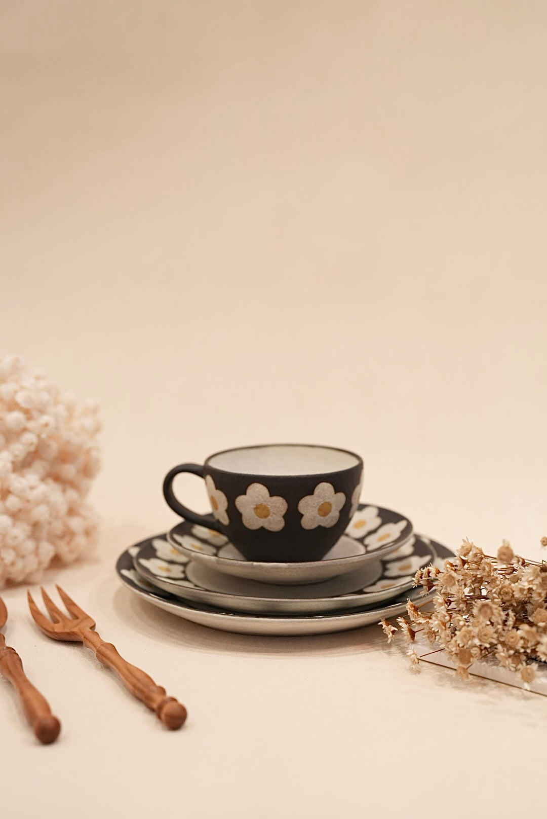 Kei Mitsumochi ミツ持啓 Floral Black Rim Round Plate - 16cm Small KM30