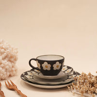 Kei Mitsumochi ミツ持啓 Floral Black Rim Round Plate - 16cm Small KM30